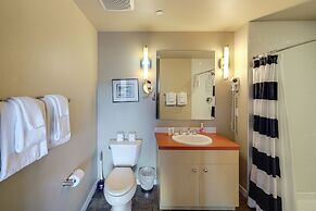 Resort Getaway on Lake Chelan: Pool + Beach Access