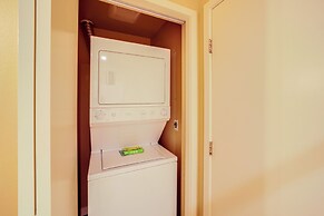 Walk to Lake Chelan: Condo w/ Pool Access