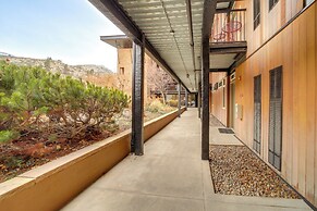 Walk to Lake Chelan: Condo w/ Pool Access