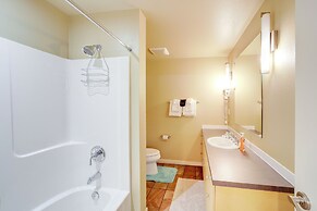 Walk to Lake Chelan: Condo w/ Pool Access