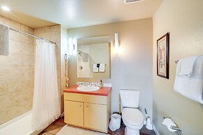 Walk to Lake Chelan: Condo w/ Pool Access