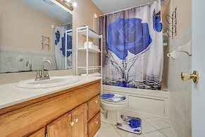 2 Mi to Dtwn St Paul: Home w/ Private Deck & Yard!