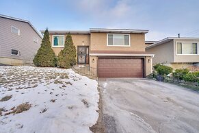 2 Mi to Dtwn St Paul: Home w/ Private Deck & Yard!