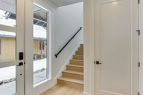 Private Hot Tub & Patio: Spacious Cle Elum Home