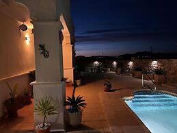 6 Guests - 3BR - Private Pool - Mountain Views