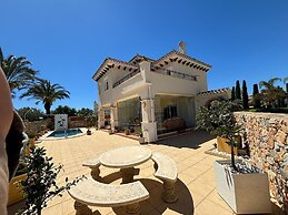 6 Guests - 3BR - Private Pool - Mountain Views