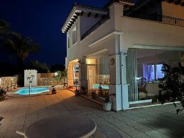 6 Guests - 3BR - Private Pool - Mountain Views