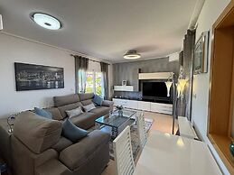 6 Guests - 3BR - Private Pool - Mountain Views