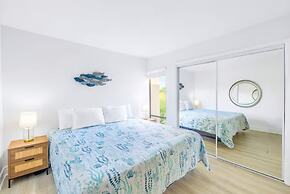 Charming 2BR Lagoon-view Steps To Siesta Key Beach
