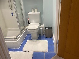 2 Bed Flat - Sleeps 4 - Parking - Wifi