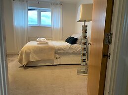 2 Bed Flat - Sleeps 4 - Parking - Wifi