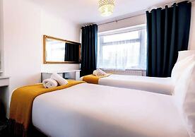 Reading - 3-bed House - Sleeps 6 - Garden - Wifi