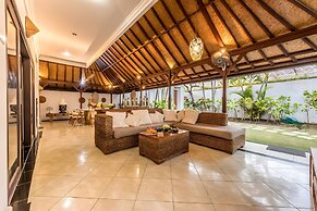 Villa Panda Seminyak Next to KU DE TA