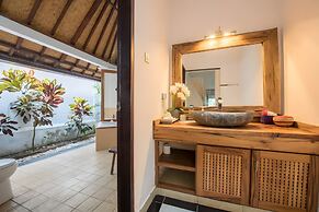 Villa Panda Seminyak Next to KU DE TA