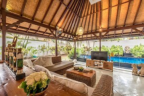 Villa Panda Seminyak Next to KU DE TA