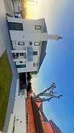 Stylish 6-bed Retreat With Parking and Jacuzzi