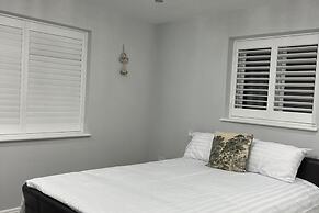 Stylish 6-bed Retreat With Parking and Jacuzzi