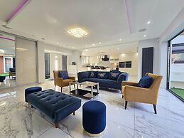 House - Sleeps 16, Parking, Pets Allowed & Jacuzzi