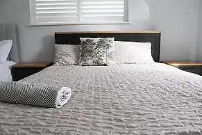 House - Sleeps 16, Parking, Pets Allowed & Jacuzzi