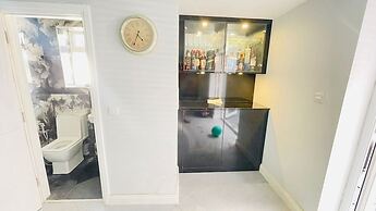 Stylish 6-bed Retreat With Parking and Jacuzzi