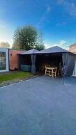 Stylish 6-bed Retreat With Parking and Jacuzzi
