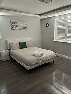 Stylish 6-bed Retreat With Parking and Jacuzzi