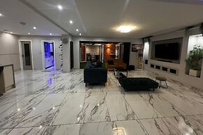 Stylish 6-bed Retreat With Parking and Jacuzzi