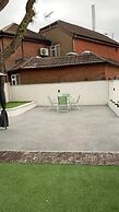 Stylish 6-bed Retreat With Parking and Jacuzzi