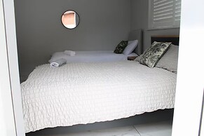 House - Sleeps 16, Parking, Pets Allowed & Jacuzzi