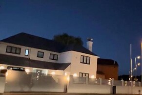 Stylish 6-bed Retreat With Parking and Jacuzzi