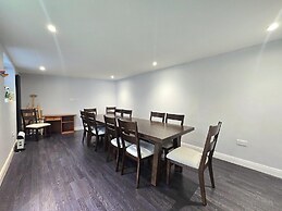 House - Sleeps 16, Parking, Pets Allowed & Jacuzzi