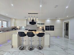 House - Sleeps 16, Parking, Pets Allowed & Jacuzzi