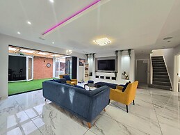 House - Sleeps 16, Parking, Pets Allowed & Jacuzzi