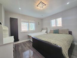 House - Sleeps 16, Parking, Pets Allowed & Jacuzzi