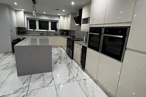 Stylish 6-bed Retreat With Parking and Jacuzzi