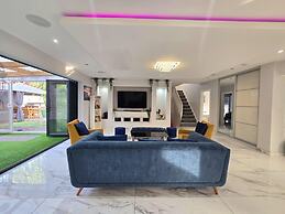 House - Sleeps 16, Parking, Pets Allowed & Jacuzzi
