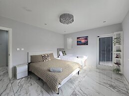 House - Sleeps 16, Parking, Pets Allowed & Jacuzzi