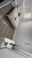 Stylish 6-bed Retreat With Parking and Jacuzzi