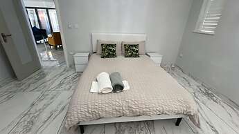 Stylish 6-bed Retreat With Parking and Jacuzzi