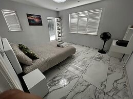 Stylish 6-bed Retreat With Parking and Jacuzzi