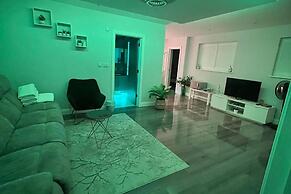 Stylish 6-bed Retreat With Parking and Jacuzzi