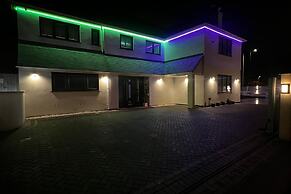 Stylish 6-bed Retreat With Parking and Jacuzzi