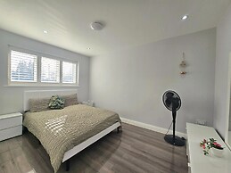 House - Sleeps 16, Parking, Pets Allowed & Jacuzzi