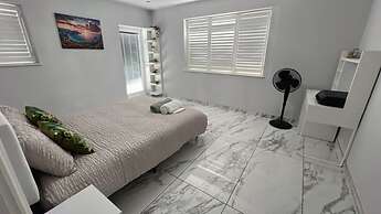 Stylish 6-bed Retreat With Parking and Jacuzzi