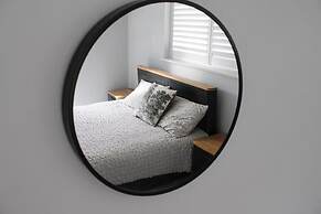 House - Sleeps 16, Parking, Pets Allowed & Jacuzzi