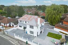 Stylish 6-bed Retreat With Parking and Jacuzzi