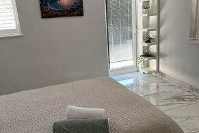 Stylish 6-bed Retreat With Parking and Jacuzzi