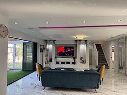 House - Sleeps 16, Parking, Pets Allowed & Jacuzzi