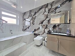 House - Sleeps 16, Parking, Pets Allowed & Jacuzzi