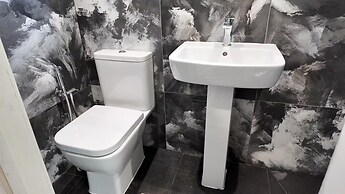 House - Sleeps 16, Parking, Pets Allowed & Jacuzzi